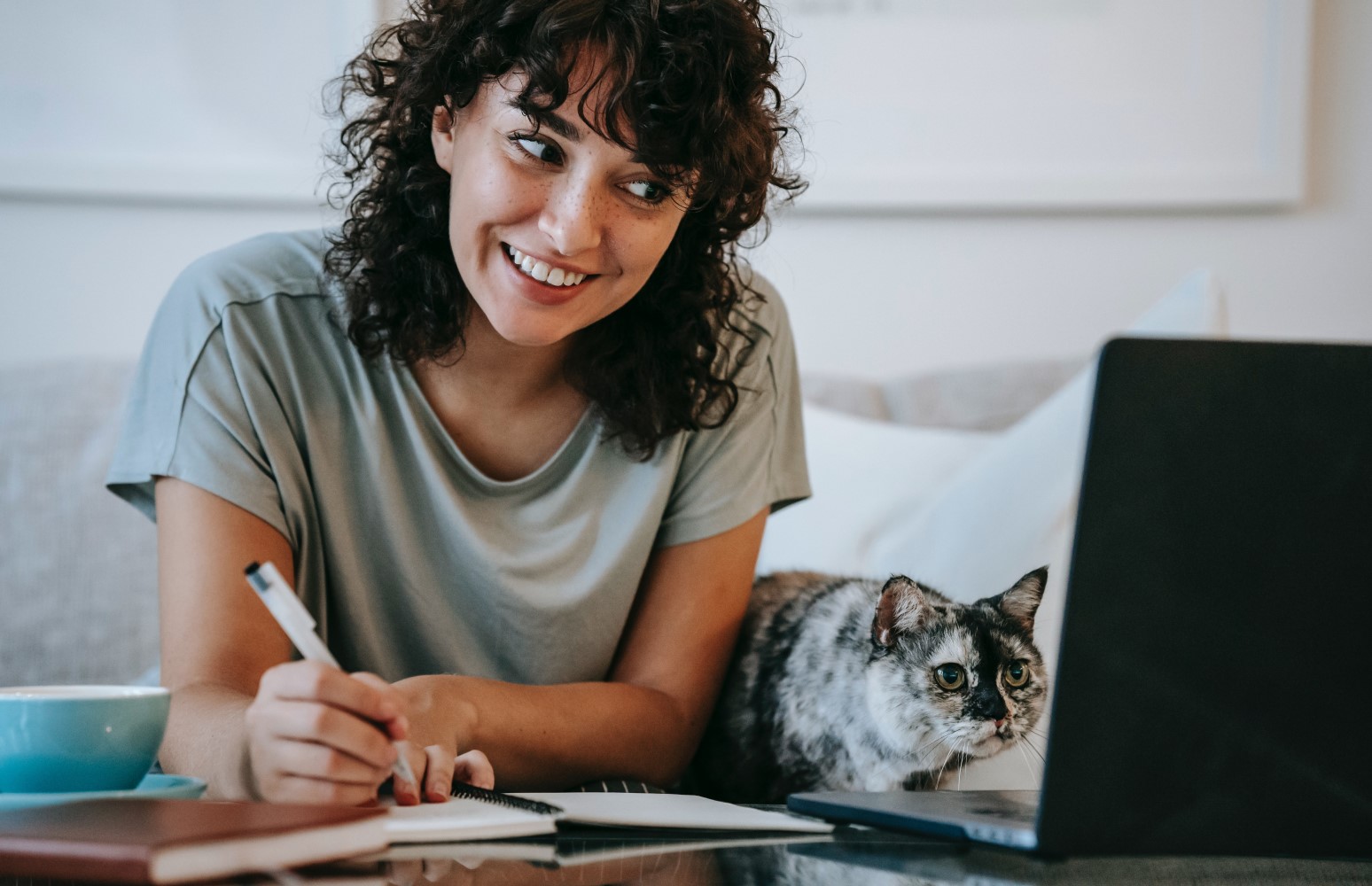 Online canlı ders alan bir kadın